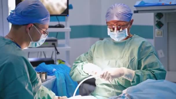 Команда Работает Операционной Медицинская Команда Выполняющая Хирургическую Операцию Яркой Современной — стоковое видео