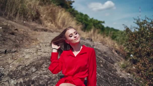 Retrato Bela Jovem Menina Bonita Posando Fundo Das Encostas Montanha — Vídeo de Stock