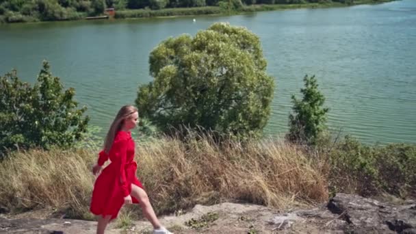 Mujer Joven Despreocupada Sobre Naturaleza Vista Mujer Libre Disfrutando Vida — Vídeos de Stock