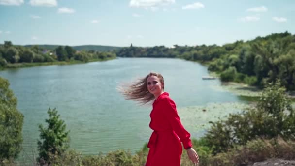 乡村风格的时尚女性 在自然面前摆姿势的漂亮姑娘的近照 — 图库视频影像