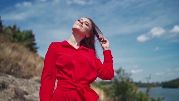 Fashionable Vrouw Poseren Buiten Outdoor Modeportret Van Jong Elegant Model — Stockvideo