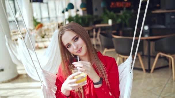 Mujer Sentada Bebiendo Jugo Mujer Joven Bonita Sentada Cafetería Con — Vídeos de Stock
