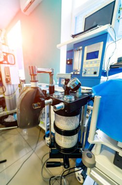 Mekanik havalandırma donanımı. Zatürree teşhisi. Ciğerlerin oksijenle havalandırılması. COVID-19 ve koronavirüs teşhisi. Salgın.