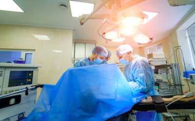 Hastanede ameliyat. Sağlık hizmeti konsepti. Cerrahlar çalışıyor. Seçici odaklanma. Tıbbi oda arka planı.