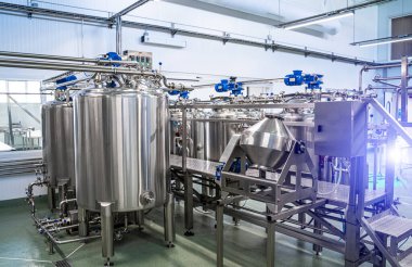 Mayalama tankı olan bir mandıra fabrikası. Mandıra çiftliğindeki teknoloji ekipmanları. Steril üretim.
