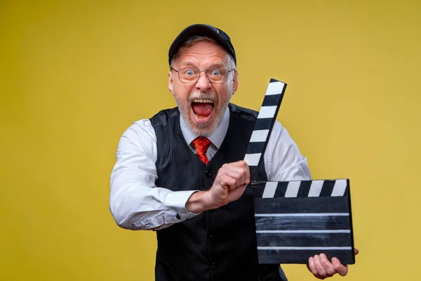 Homem Mais Velho Mantém Aba Filme Perto Realização Filmes Produção — Fotografia de Stock