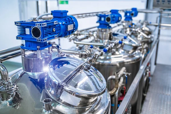 Süt fabrikasının yeni boru hatlarını ve varillerini çalın