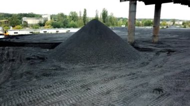 Buldozer kömürü ayırır. Çıkarma endüstrisi, antrasit. Kömür endüstrisi. Hava görünümü.