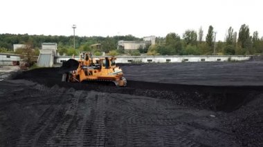 Açık bir çukurda kömür madenciliği. Fosil yakıt endüstrisi. Çevresel meydan okuma. Hava görünümü.