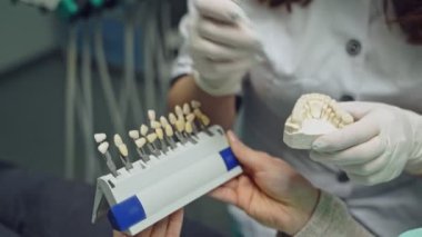 Diş hekimi ve hasta muayenehanesinde. Diş Kliniği.