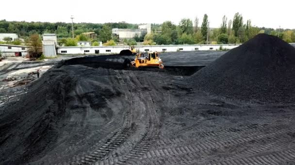 Operazioni Movimentazione Del Carbone Fabbrica Bulldozer Cingolato Funziona Vista Aerea — Video Stock