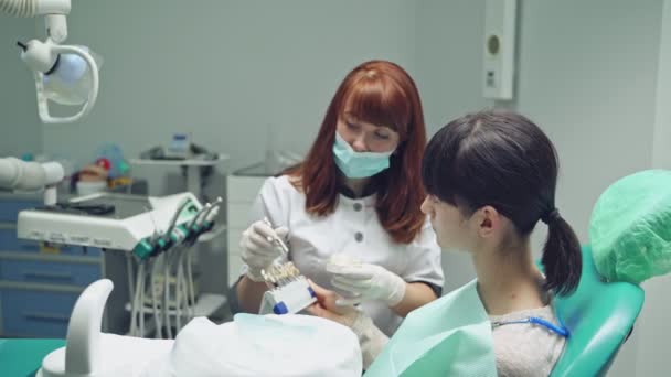 Mujer Examinan Los Dientes Los Dentistas Clínica Dental — Vídeos de Stock