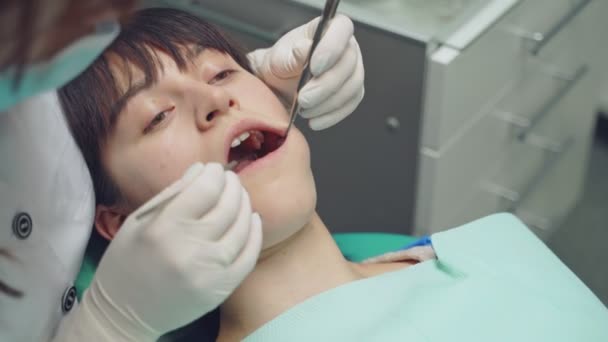 Kvinnlig Tandläkare Hennes Tandläkarmottagning Tandvårdskliniken Mottagning Undersökning Patienten — Stockvideo