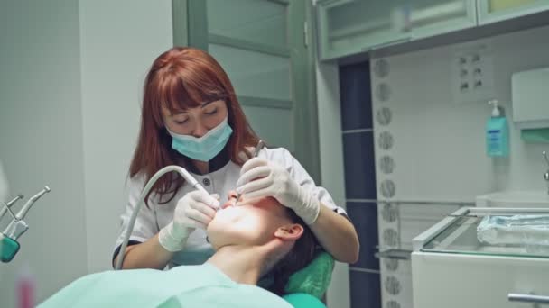 Οδοντιατρική Κλινική Υποδοχή Εξέταση Ασθενούς Φροντίδα Δοντιών Οδοντίατρος Θεραπεύει Ένα — Αρχείο Βίντεο
