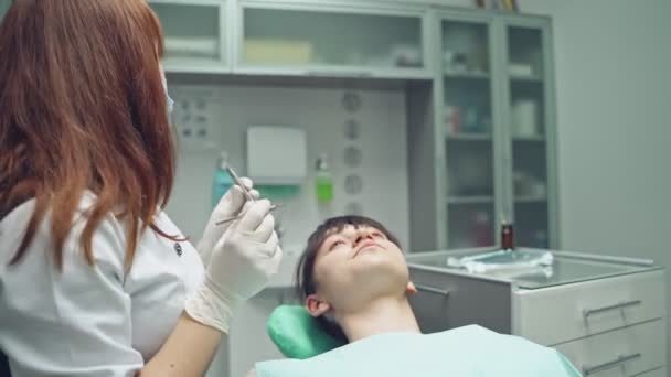 Vrouwelijke Tandarts Werkt Haar Tandartspraktijk Tandheelkundige Kliniek Ontvangst Onderzoek Van — Stockvideo