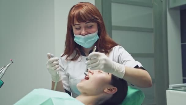 Mujer Joven Con Boca Abierta Examinando Inspección Dental Consultorio Del — Vídeos de Stock