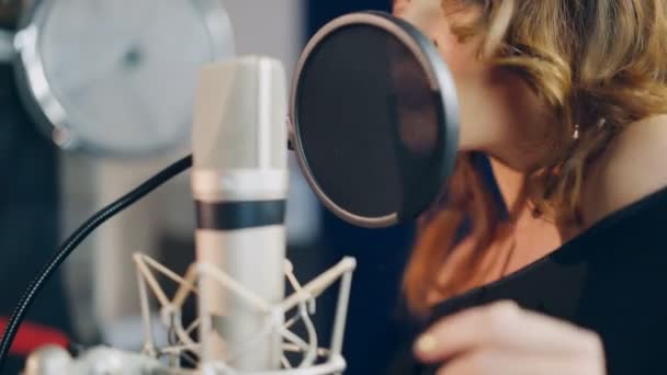 Beautiful Face Singer Bare Shoulders Singing Professional Modern Mic Recording — Stock Video