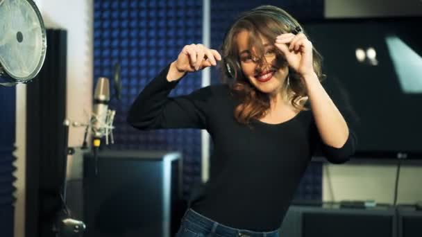 Mujer Joven Feliz Con Pelo Ondulado Con Auriculares Cantando Alegremente — Vídeos de Stock