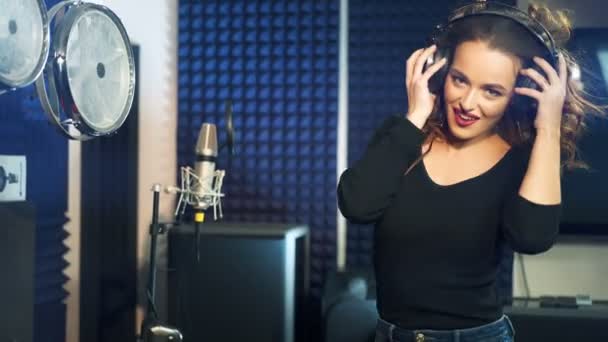 Mükemmel Makyajlı Kulaklık Takan Stüdyoda Şarkı Söyleyip Dans Eden Seksi — Stok video