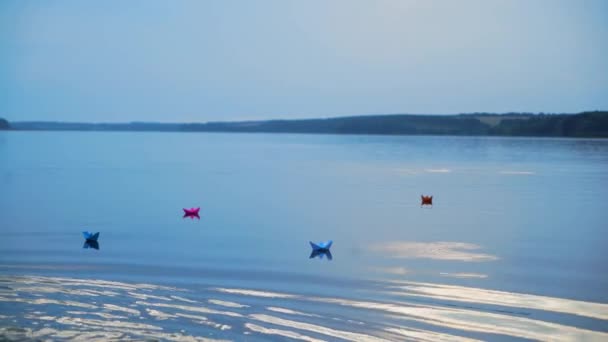 Les Navires Papier Coloré Éloignent Loin Rivage Sur Fond Bleu — Video