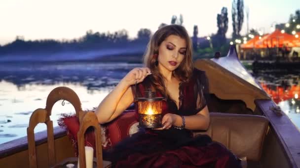 Mulher Bonita Vestido Sentado Barco Com Candelabro Noite Bela Senhora — Vídeo de Stock