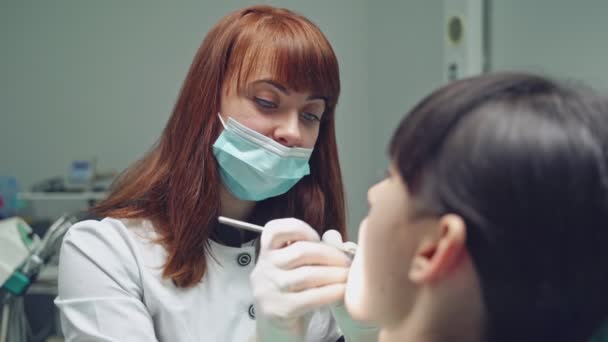 Hermoso Estomatólogo Examina Paciente Con Una Herramienta Especial Consultorio Dental — Vídeos de Stock
