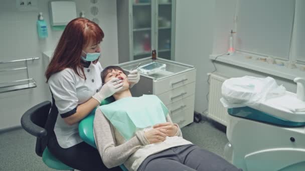 Mujer Paciente Inspección Los Dientes Odontología Dentista Femenina Trata Los — Vídeos de Stock