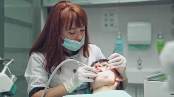 Paciente Con Boca Abierta Silla Médica Tratando Sus Dientes Con — Vídeo de stock