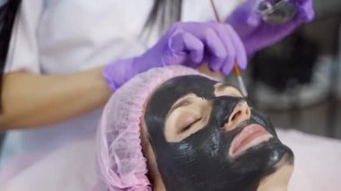 Spa yüz maskesi uygulaması. Spa güzelliği organik yüz maskesi uygulaması..