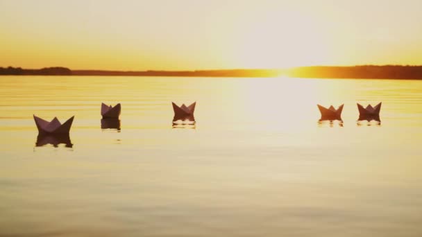 Желтые Лучи Вечернего Солнца Сияющие Бумажных Лодках Плавающих Реке Закате — стоковое видео