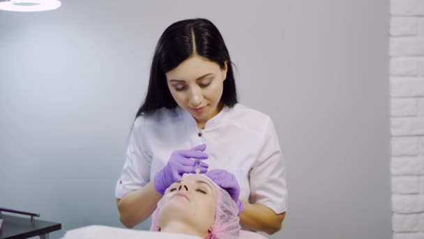 Eine Frau Über Das Verfahren Der Injektionen Einer Kosmetologischen Klinik — Stockvideo