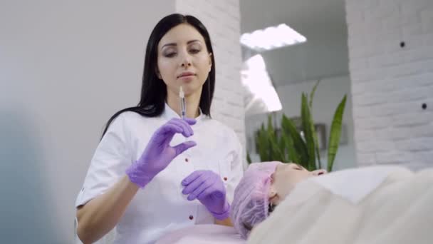 Manos Del Cosmetólogo Haciendo Inyección Cara Inyecciones Faciales Rejuvenecedoras Cosmetología — Vídeos de Stock