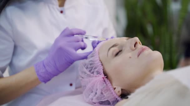 Handen Van Cosmetoloog Die Injectie Het Gezicht Maakt Esthetische Kosmetologie — Stockvideo