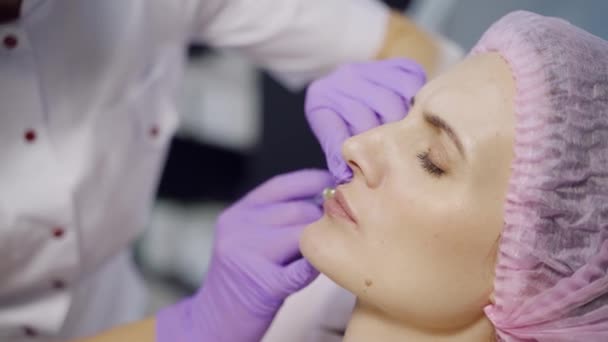 Augmentation Des Lèvres Femme Obtenant Injection Beauté Pour Des Lèvres — Video