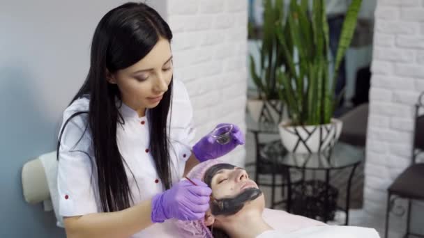 洗脸面具 在美容院接受整容的妇女 — 图库视频影像
