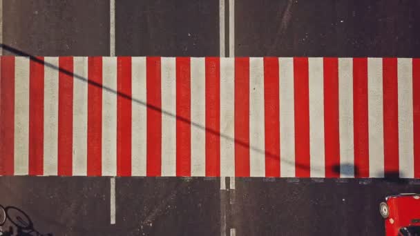 Yol Yüzeyinde Kırmızı Beyaz Çizgiler Üzerinde Giden Arabalar Var Yol — Stok video