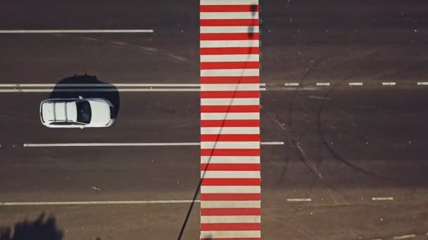 Cruce Peatonal Con Franjas Rojas Blancas Carretera Coches Aire Libre — Vídeos de Stock