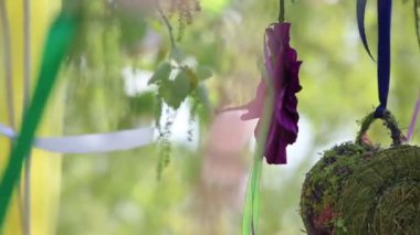 Düğün dekoru, ağaçlarda dekor, kafeslerde çiçekler.