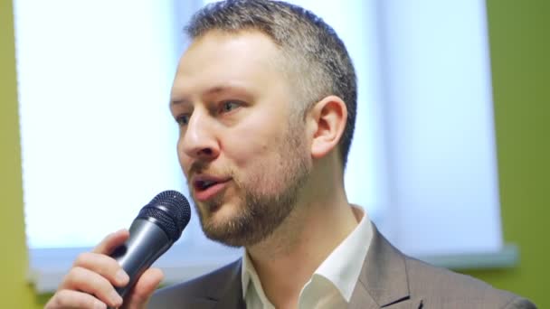 Asertywny Polityk Przemawiający Mikrofonów Konwencie Politycznym Głośnik Podium — Wideo stockowe