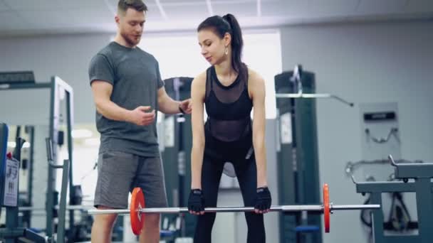 Menina Atlética Com Corpo Perfeito Levantando Barra Metal Instrutor Fitness — Vídeo de Stock