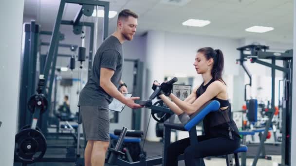 Hermosa Joven Atlética Haciendo Ejercicio Gimnasio Ejercicios Para Bíceps Formación — Vídeo de stock