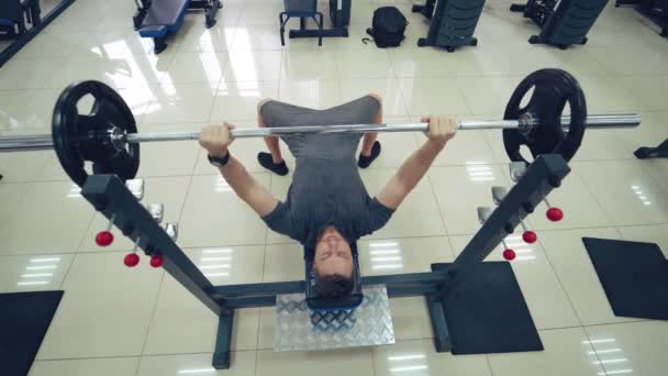 Hombre Guapo Está Trabajando Pecho Con Barra Gimnasio Moderno — Vídeos de Stock