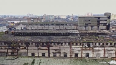 Terk edilmiş bir sanayi tesisinin havadan görüntüsü. Terk edilmiş eski kimya fabrikası.