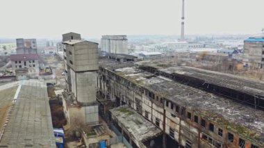 Eski bir fabrika harabesinin ve kırık camların havadan görünüşü. Yıkım için eski sanayi binası.