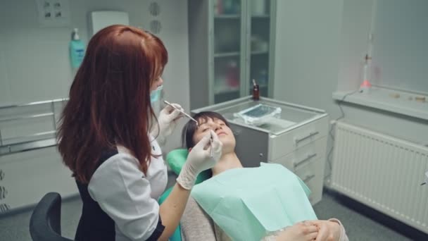 Dentista Prende Una Serie Strumenti Medici Esamina Parte Superiore Dei — Video Stock