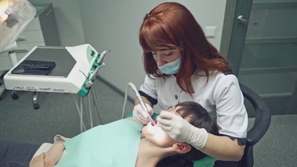 Dentista Una Máscara Guantes Gastando Incisión Corona Con Uso Conjunto — Vídeos de Stock