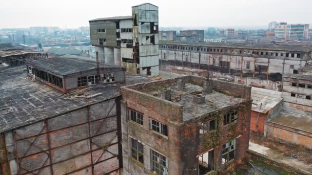 Zřícenina staré továrny. Starý průmyslový komplex. Letecký pohled