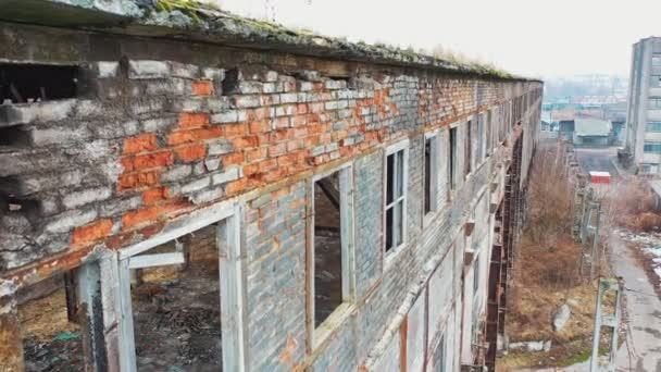 从空中俯瞰一座旧工厂的废墟和破碎的窗户 旧工业楼宇拆卸 — 图库视频影像