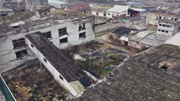飞越被毁的工厂 旧的工业大楼需要拆除 空中景观 — 图库视频影像
