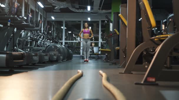 Mooie Vrouw Grijze Legging Komt Naar Kabels Trainen Het Sportcentrum — Stockvideo